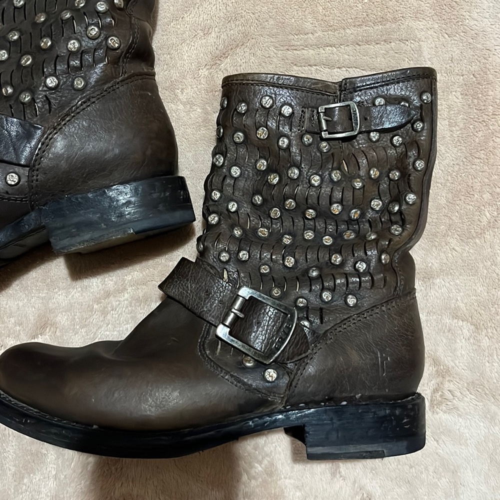 FRYE Like New Brown boots size 6